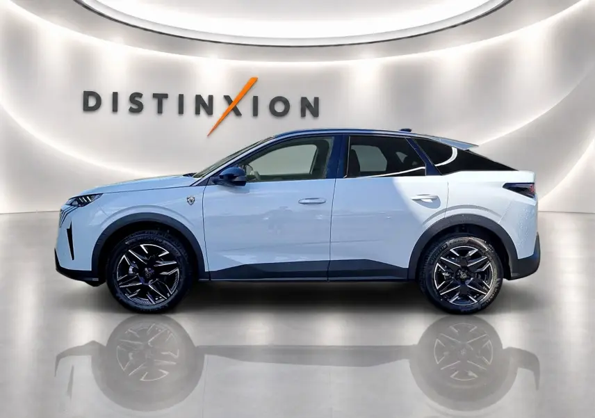 Vue de profil côté gauche du Peugeot 3008 blanc avec toit noir et jantes alliage noires dans un showroom lumineux.