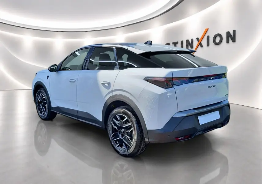 Peugeot 3008 blanc toit noir en 3/4 arrière droit, jantes alu noires et feux arrière LED distinctifs.