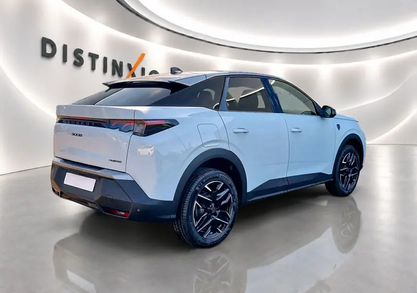 Peugeot 3008 blanc toit noir en 3/4 arrière droit, avec jantes alliage noires et feux arrière LED distinctifs.