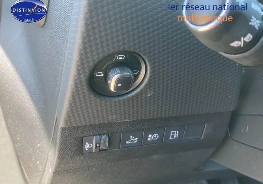 Gros plan sur les commandes noires côté gauche du tableau de bord du DS4 E-tense 225 gris platinium 2023.