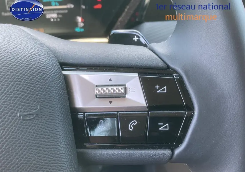 Gros plan sur les commandes vocales et audio sur le côté gauche du volant cuir du DS4 E-tense 225 gris platinium 2023