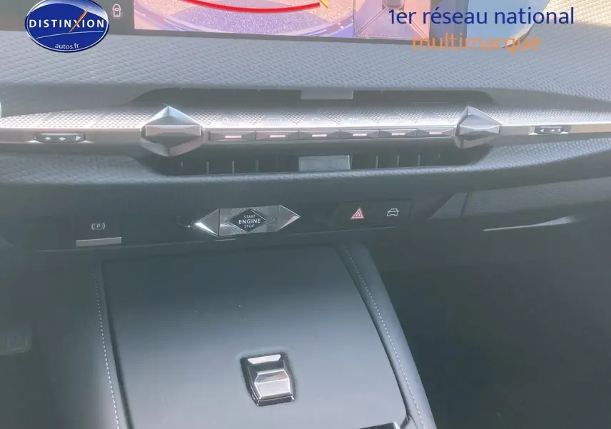 Détail du tableau de bord et console centrale noire du DS4 E-Tense 225 Cross Trocadero 2023.