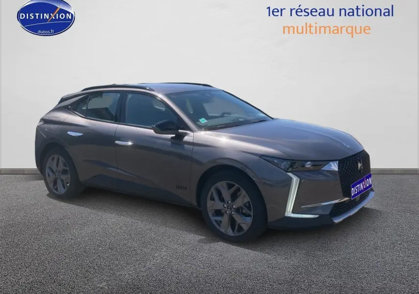 DS4 E-tense 225 Cross Trocadero gris platinium en 3/4 avant droit, mettant en valeur ses feux LED et sa calandre distinctive.