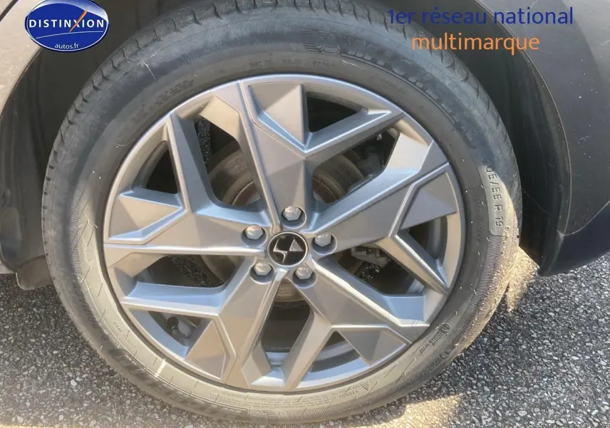 Gros plan sur la jante avant droite gris platinium du DS4 E-tense 225 cross trocadero 2023 hybride essence.