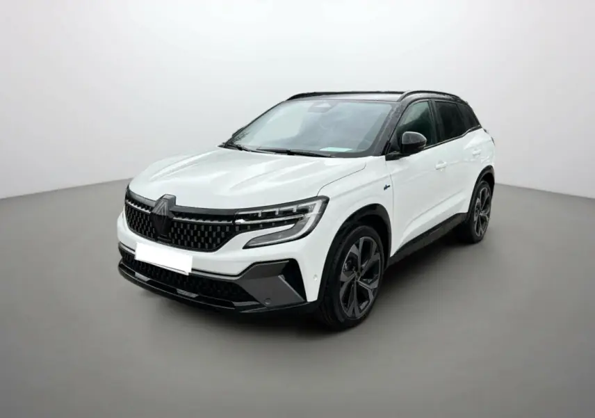 Renault Austral E-Tech 200 Esprit Alpine Plus blanc nacré avec toit noir, vue 3/4 avant droit sur fond neutre.