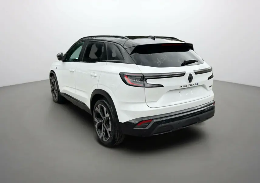 Vue 3/4 arrière droite du Renault Austral 2025 blanc nacré avec toit noir et feux arrière LED horizontaux.