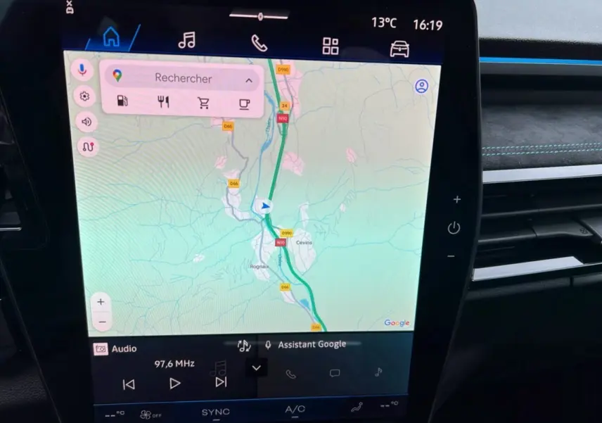 Écran tactile central du Renault Austral E-Tech 200 Esprit Alpine Plus 2025 montrant la navigation Google Maps.