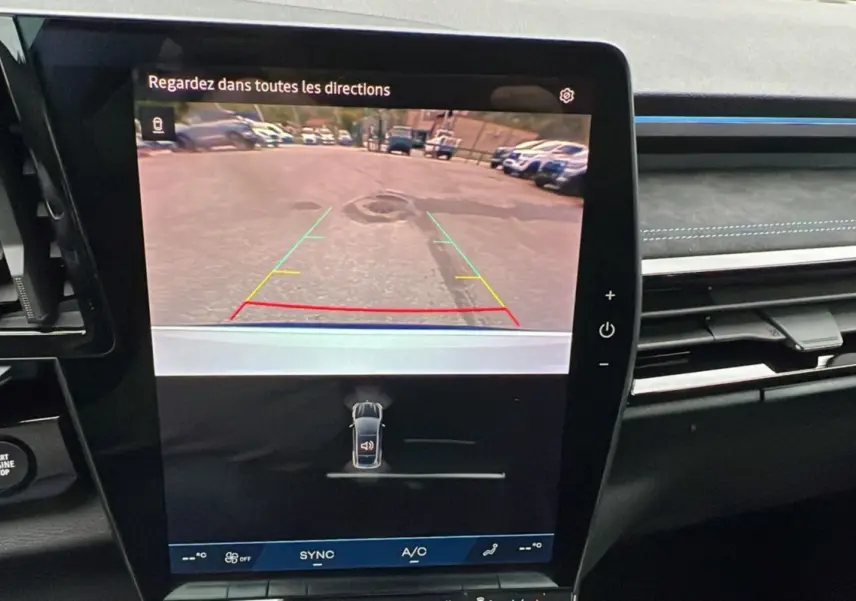 Affichage de la caméra de recul sur l'écran central du Renault Austral blanc nacré avec toit noir, vue intérieure du tableau de bord.