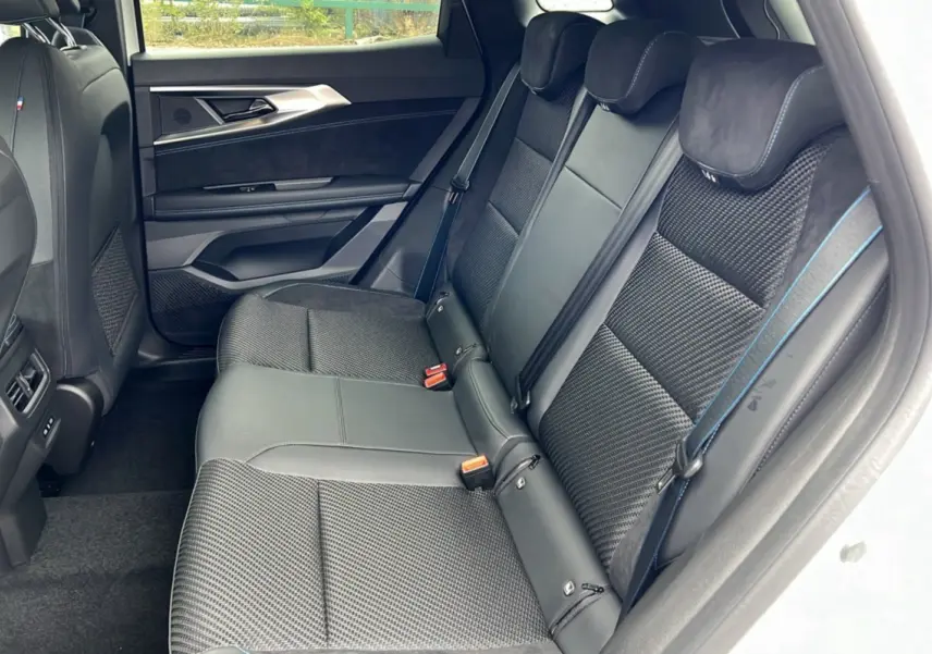 Vue intérieure côté droit des sièges arrière en tissu et cuir noir du Renault Austral ETECH 200 Esprit Alpine Plus 2025.