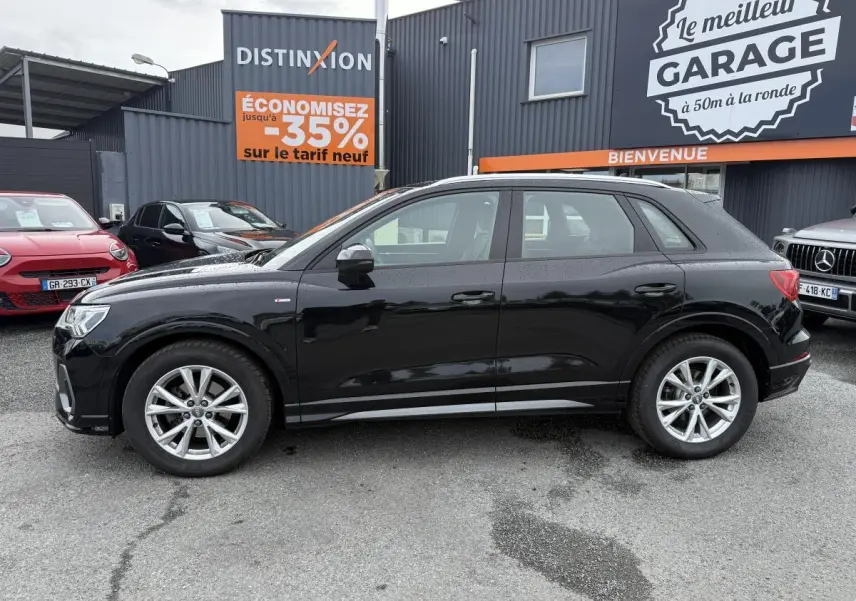 Audi Q3 Quattro 2.0 35 TDI S Line noire vue de profil côté gauche, avec jantes en aluminium et badge S Line sur l'aile avant.