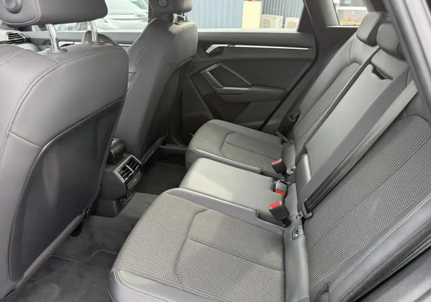 Vue latérale droite de la banquette arrière noire en tissu et similicuir de l'Audi Q3 S Line 2019.