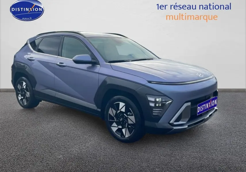 Hyundai Kona bleu en 3/4 avant droit, avec jantes alliage noires et détails de calandre modernes.