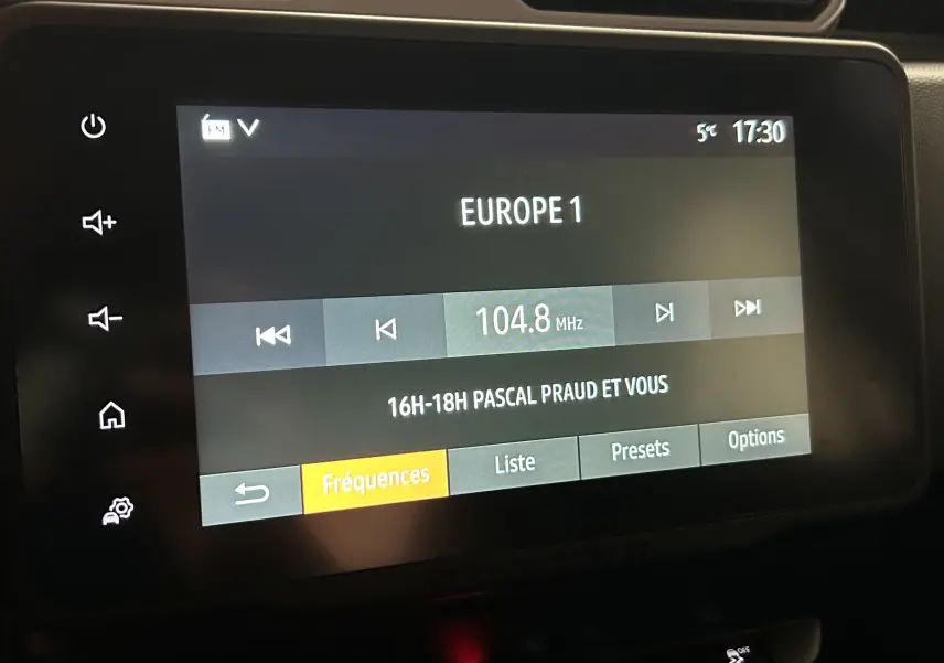 Écran tactile central du Dacia Duster 2023 affichant la radio Europe 1 à 104,8 MHz en intérieur noir.