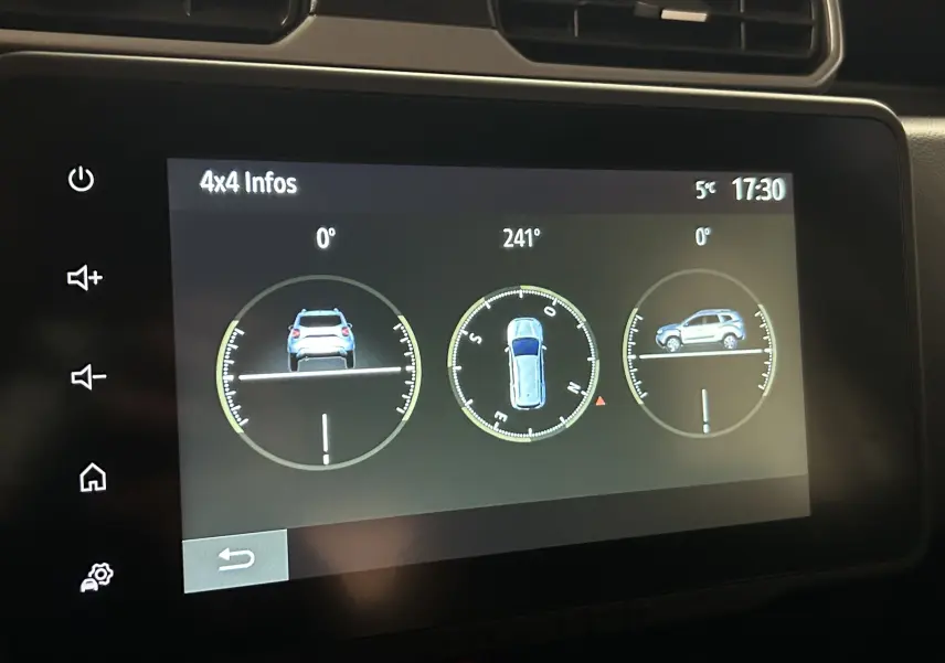 Écran tactile intérieur du Dacia Duster blanc montrant les informations 4x4 avec angles d'inclinaison et boussole.