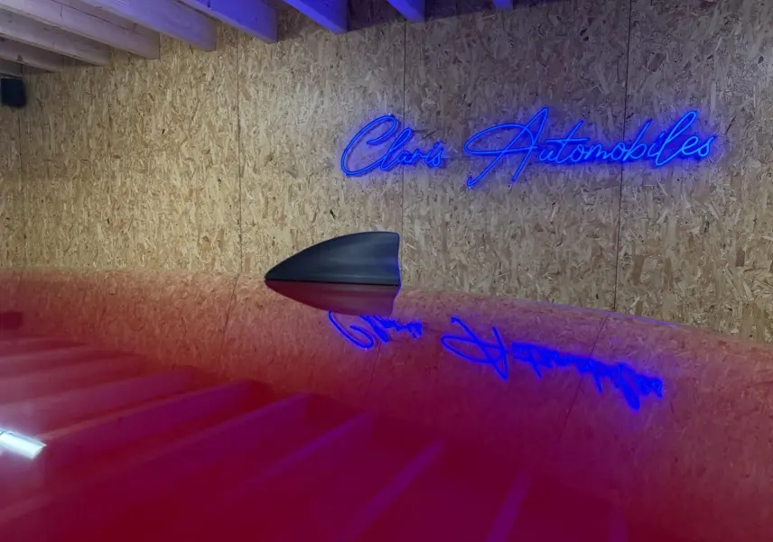 Reflet du rétroviseur extérieur noir sur la carrosserie rouge brillante d'une Opel Astra 1.4i Turbo 125 Innovation.