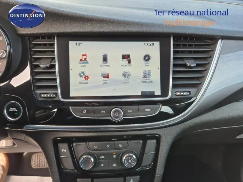 Vue rapprochée de la console centrale de l’Opel Mokka X 2018 avec écran tactile et commandes climatisation.