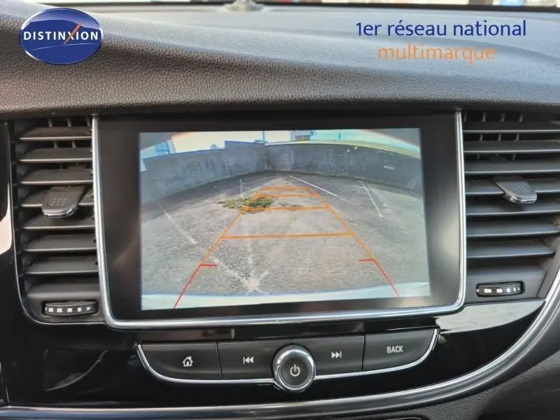 Vue intérieure du tableau de bord de l'Opel Mokka X 2018, écran tactile affichant la caméra de recul.