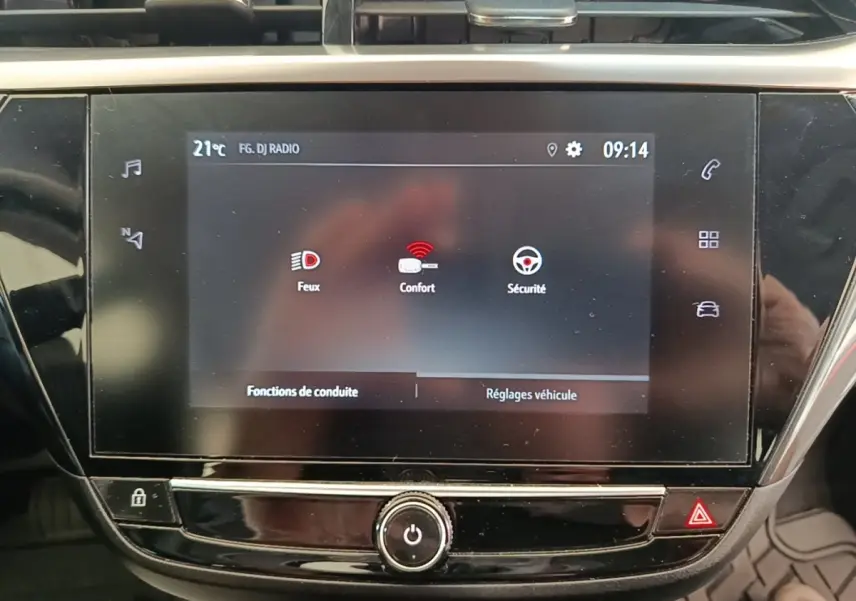 Écran tactile central de l’Opel Corsa 2022 affichant les réglages véhicule, avec commandes tactiles et bouton marche/arrêt.