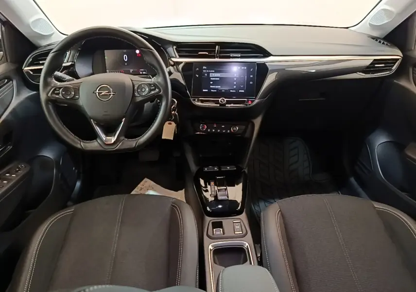 Intérieur de l’Opel Corsa 2022, vue frontale du tableau de bord avec volant cuir multifonctions et écran tactile central.