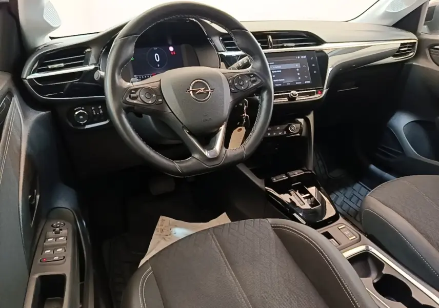 Vue intérieure de l'Opel Corsa 2022, volant cuir noir multifonctions et tableau de bord avec écran tactile central.