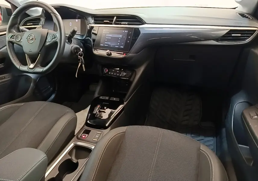 Vue intérieure avant droite de l'Opel Corsa 2022, tableau de bord noir avec écran tactile et volant cuir multifonctions.