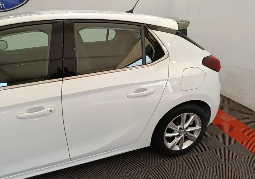 Vue latérale droite d'une Opel Corsa blanche de 2022, mettant en valeur la ligne épurée et les jantes alliage.