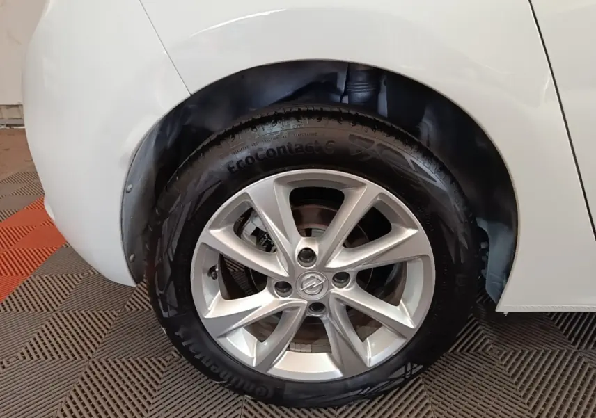 Gros plan sur la roue avant gauche blanche d’une Opel Corsa 2022 avec jante alliage et pneu Continental.