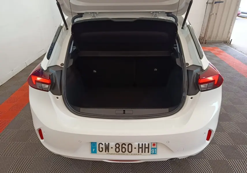 Vue arrière d'une Opel Corsa blanche 2022 avec coffre ouvert, feux arrière LED et plaque d'immatriculation visible.