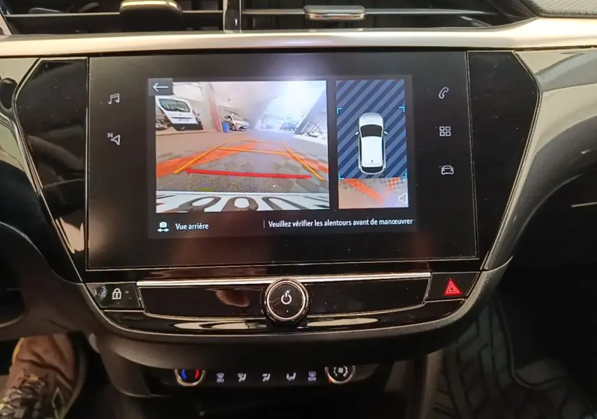 Écran tactile central de l’Opel Corsa blanc 2022 affichant la caméra de recul et la vue 360° intérieure.