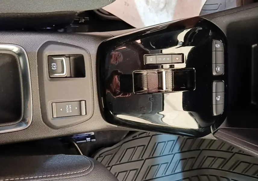 Gros plan sur la console centrale noire brillante de l’Opel Corsa 2022 avec boîte auto et commandes de mode de conduite.