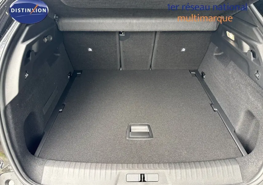 Coffre spacieux du Peugeot 3008 Hybrid 136ch GT noir perle métal, vue intérieure arrière avec plancher plat fermé.