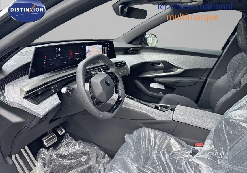Intérieur du Peugeot 3008 Hybrid 2025 côté conducteur, avec tableau de bord numérique et finitions tissu gris clair.