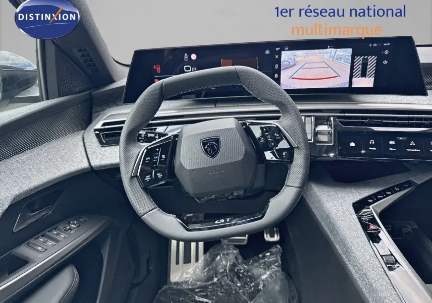 Intérieur du Peugeot 3008 Hybrid 136ch GT 2025, vue centrée sur le volant cuir et le tableau de bord digital moderne.