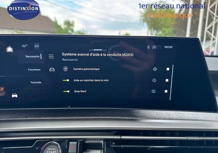 Écran central tactile du Peugeot 3008 Hybrid GT 2025 affichant les aides à la conduite, intérieur moderne et épuré.