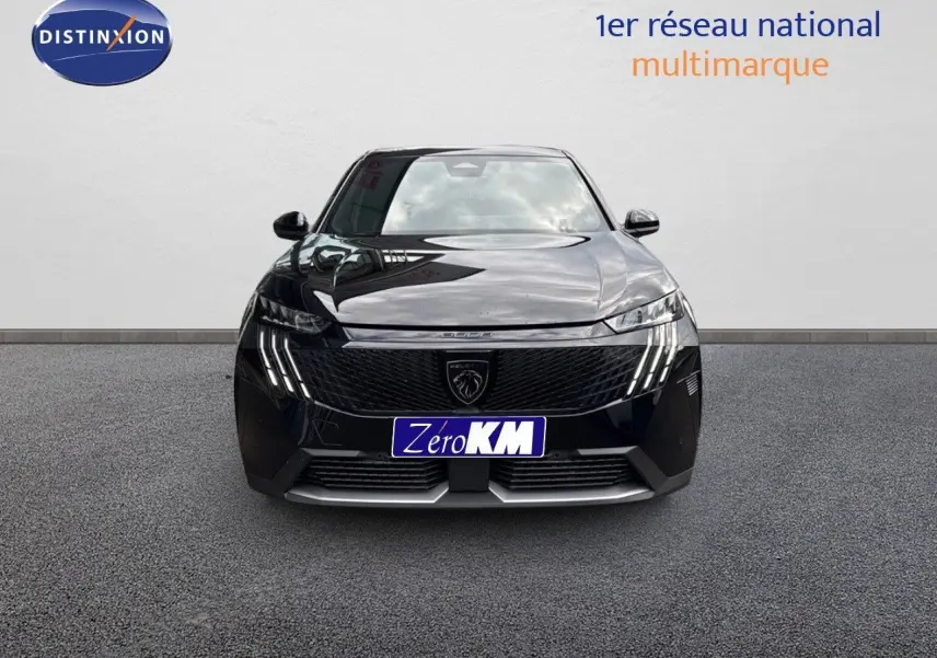 Vue frontale d'un Peugeot 3008 HYBRID 136CH GT noir perle métal avec calandre et feux LED distinctifs.