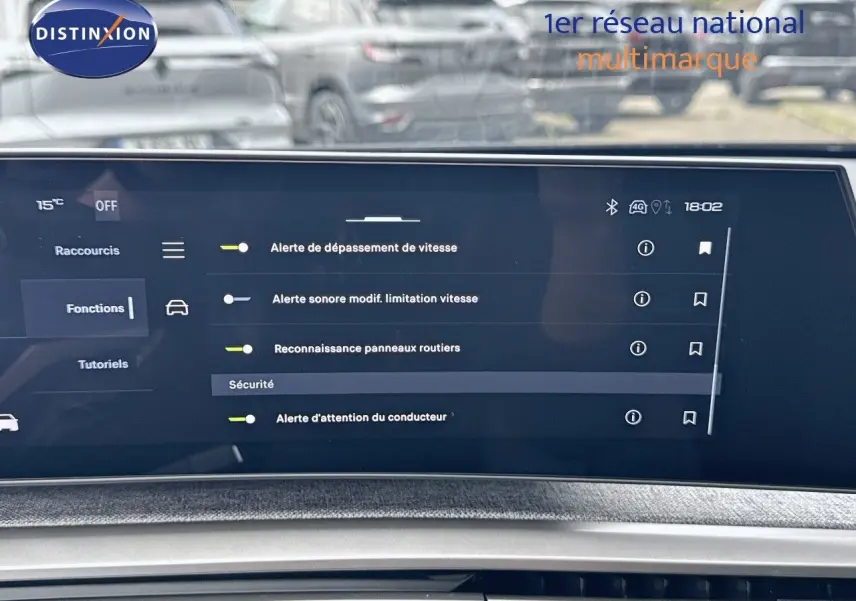 Écran tactile central du Peugeot 3008 Hybrid 2025 affichant les options d'alerte et sécurité en intérieur.