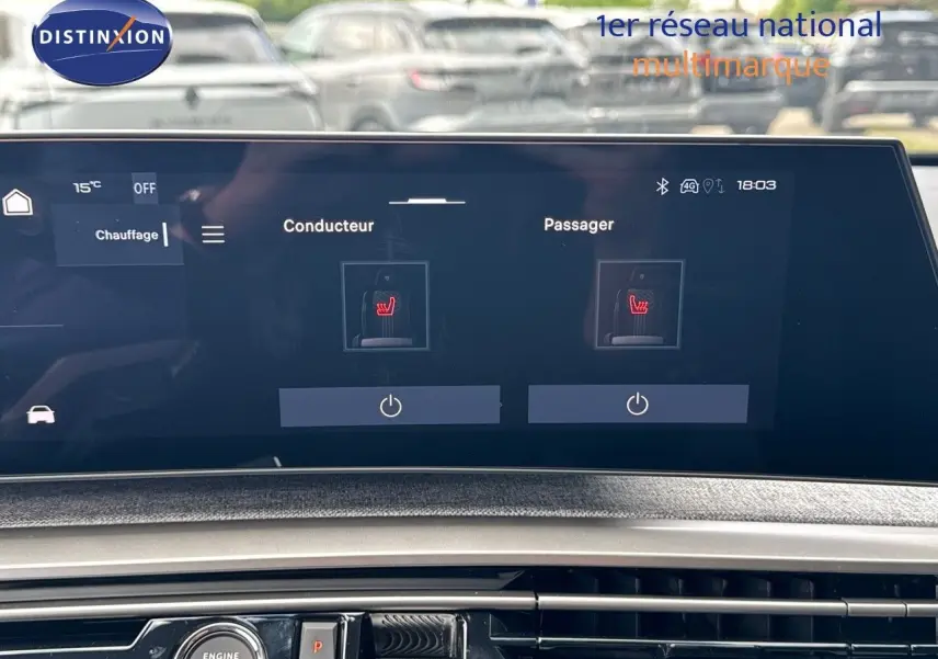 Écran tactile intérieur du Peugeot 3008 Hybrid 2025 montrant le réglage du chauffage des sièges conducteur et passager.