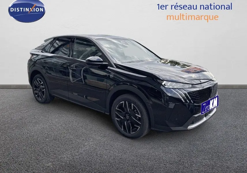 Peugeot 3008 Hybrid noir perle métal en 3/4 avant droit, avec jantes noires et calandre distinctive GT.