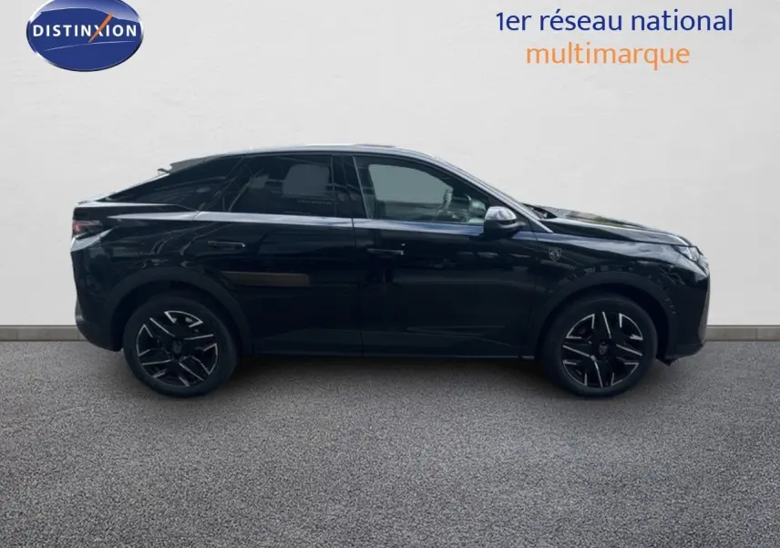 Profil côté gauche du Peugeot 3008 Hybrid 136ch GT noir perle métal avec jantes noires et toit incliné.