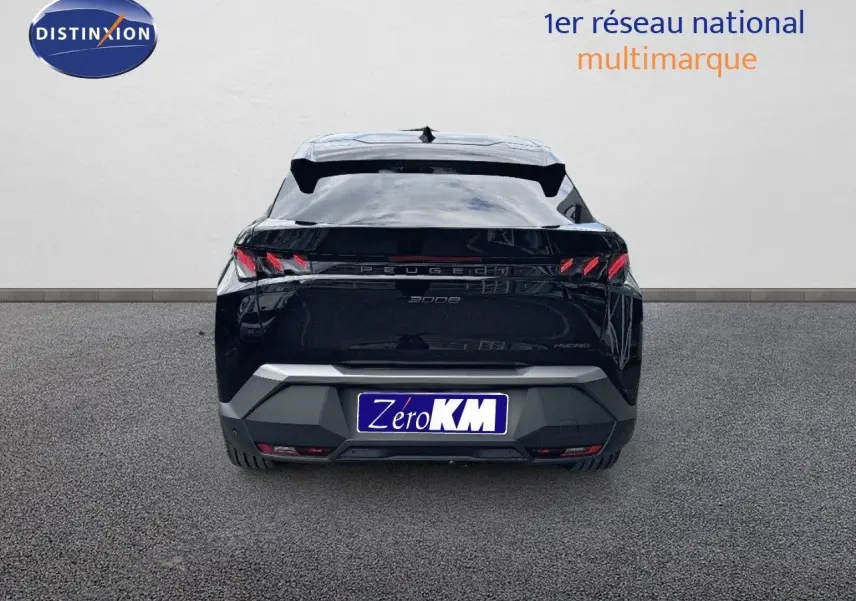 Vue arrière du Peugeot 3008 Hybrid noir perle métal avec feux arrière LED et hayon fermé sur sol gris.