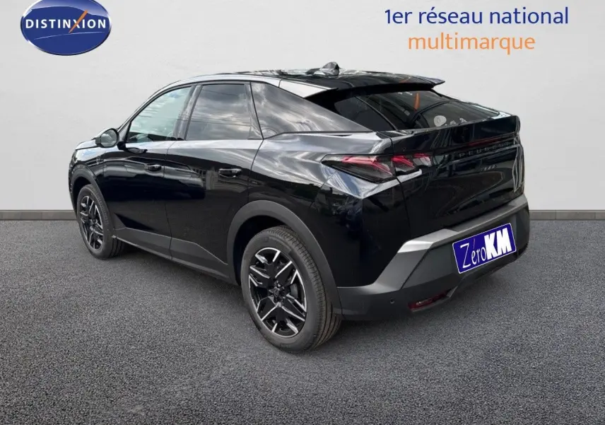 Peugeot 3008 Hybrid 136ch GT noir perle métal en 3/4 arrière droit, avec jantes alliage bicolores et hayon fermé.
