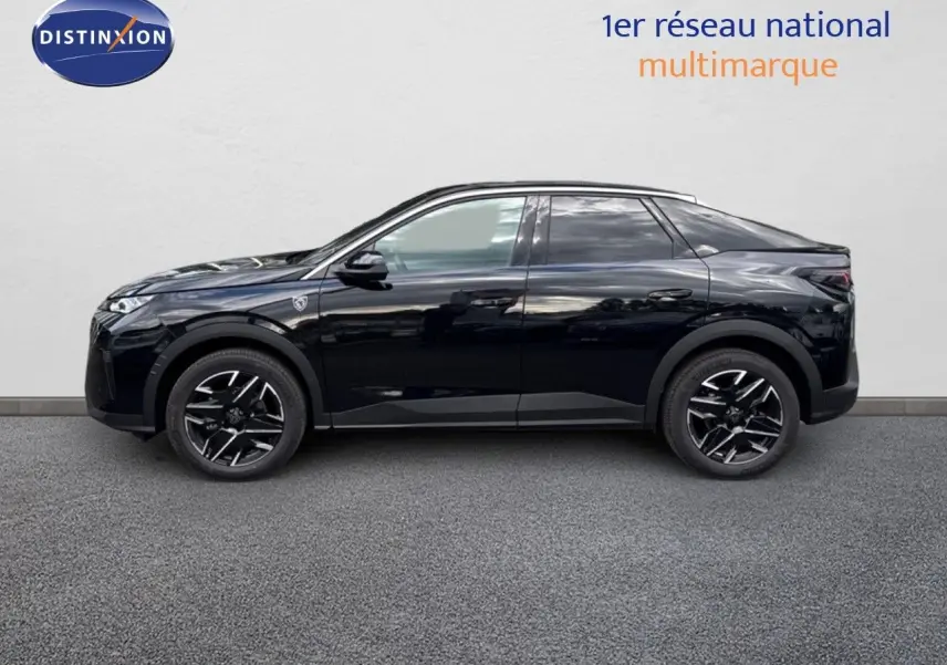 Profil côté gauche du Peugeot 3008 HYBRID 136CH GT noir perle métal avec jantes noires et toit plongeant.