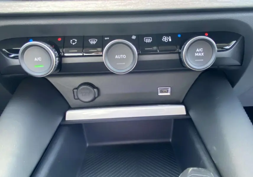 Gros plan sur la commande de climatisation automatique de la Citroën C5 X 2023 avec boutons rotatifs et prise USB.