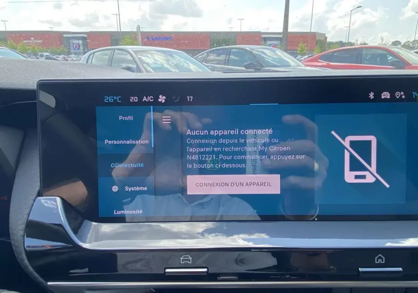Écran tactile central de la Citroën C5 X 2023 affichant la connexion My Citroën, intérieur noir moderne.