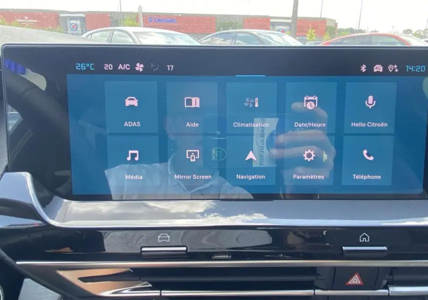 Écran tactile central du tableau de bord du Citroën C5 X 2023 affichant les menus de navigation et climatisation.