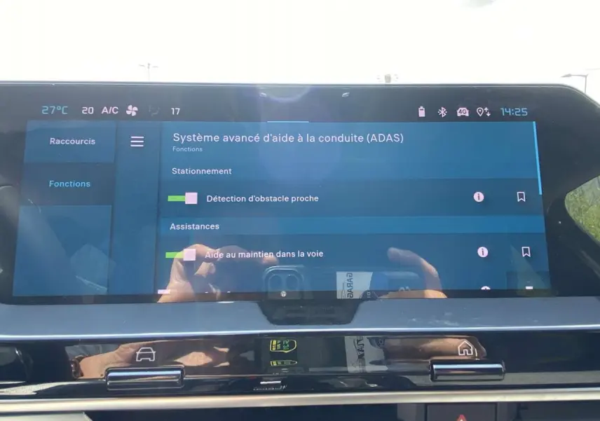 Écran tactile du système d'aide à la conduite Citroën C5 X 2023 affichant les options ADAS en intérieur.
