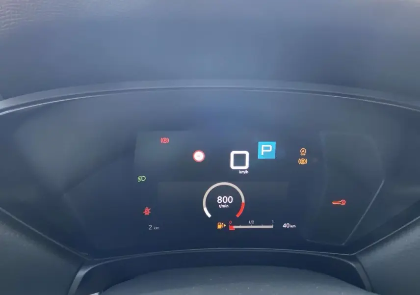 Tableau de bord numérique du Citroën C5 X 2023 affichant la vitesse à zéro et le régime moteur à 800 tr/min.
