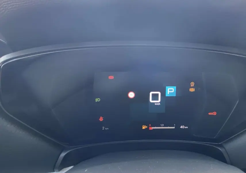 Tableau de bord numérique de la Citroën C5 X 2023 affichant la vitesse à 0 km/h et le mode parking activé.