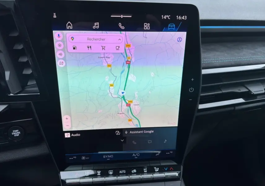 Vue rapprochée de l'écran tactile central du Renault Austral E-Tech 200 Esprit Alpine Plus avec navigation affichée.