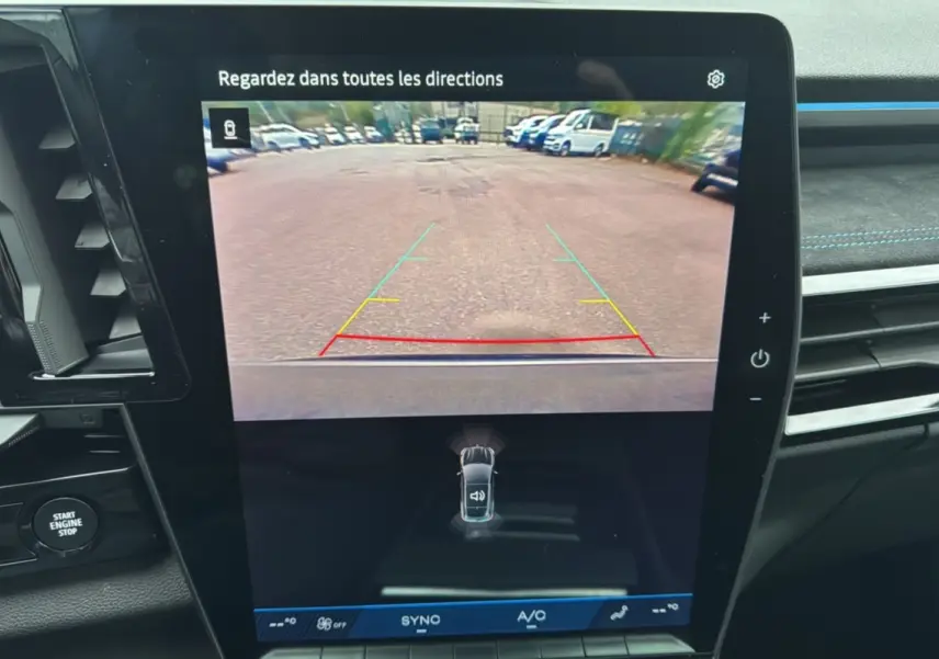 Écran central du Renault Austral E-Tech 200 Esprit Alpine Plus montrant la caméra de recul avec lignes de guidage.